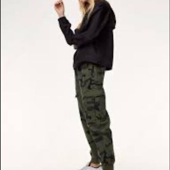 ARITZIA TNA Twin Falls camo cargo jogger pants size XS - Picture 3 of 15
